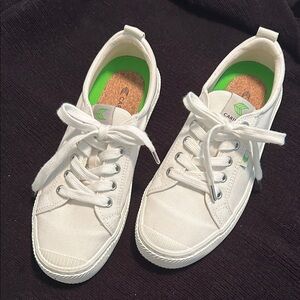 Cariuma White Oca Low Women’s Sneakers